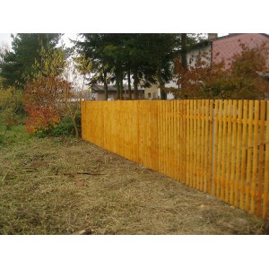 Klasický dřevěný plaňkový plot